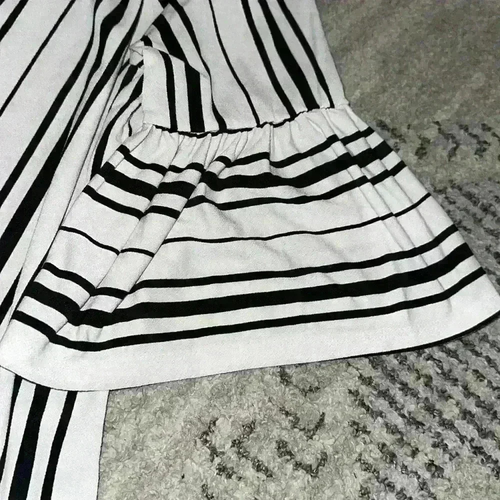 Worthington black and white striped top ruffle sleeves size M - Picture 3 of 3